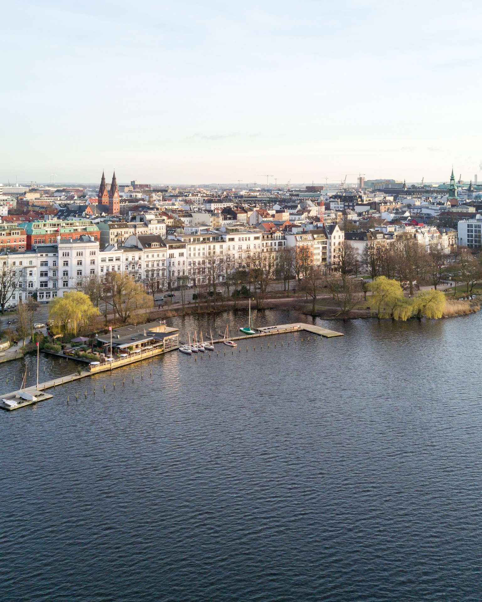 Die Hamburger Aussenalster mit Blick auf die Strasse "An der Alster" Hamburg Aussenalster mit Blick auf die Stadt